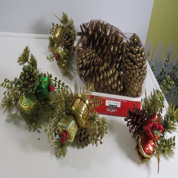 Holiday Picks and Pinecones NEW with Tags - Picture 1 of 8